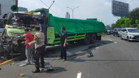 Kronologi Kecelakaan Beruntun Di Tol Tomang, Sopir-Kernet Truk Terjepit