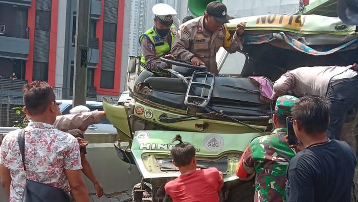Kecelakaan truk di Tol Tomang (dok. Istimewa)