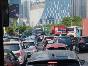 Jalan S Parman Padat Merayap, Warga: Makin Hari Makin Gila Macetnya