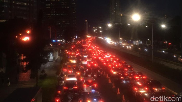 Kemacetan lalu lintas (lalin) terjadi di Jalan Jenderal Sudirman, Jakarta pada jam pulang kerja. Kemacetan disebabkan padatnya volume kendaraan pada ruas jalan. (M Fariz AT/detikcom)