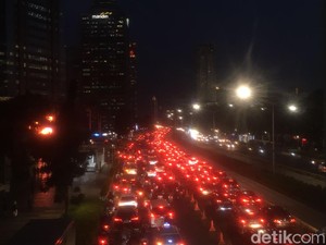 Lalu Lintas Jalan Jenderal Sudirman Macet Saat Jam Pulang Kerja