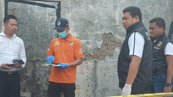 Kepala Unit Reskrim Polsek Pademangan Iptu I Gede Gustiyana (kedua kanan) di lokasi kebakaran di Pademangan, Jakarta Utara, Senin (12/6/2023). Foto: ANTARA/Abdu Faisal