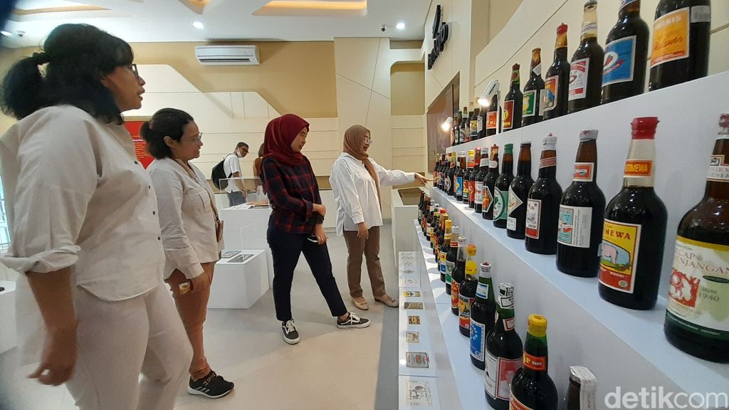 Keren! Koleksi 150 Kecap Botol Nusantara Dipamerkan di Unpad Sumedang