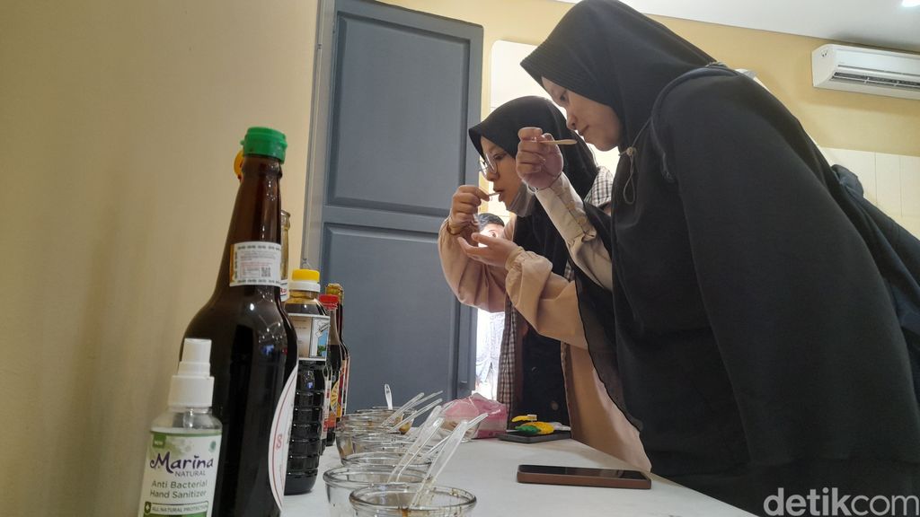 Keren! Koleksi 150 Kecap Botol Nusantara Dipamerkan di Unpad Sumedang