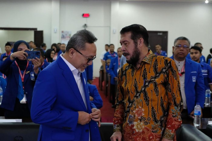 Ketum PAN Zulkifli Hasan berbincang dengan Ketua MK Anwar Usman
