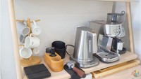 Bahkan, peralatan meracik kopi yang dimiliki oleh Jay sangat lengkap. Ada mesin espresso hingga penggiling biji kopi. Foto: YouTube Kimbab Family