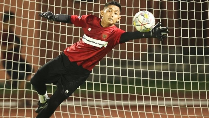 Kiper PSM Makassar Reza Arya Pratama berlatih bersama Timnas Indonesia jelang melawan Palestina di FIFA Matchday.