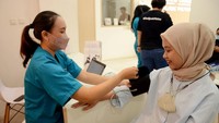 Kesadaran yang rendah untuk segera melakukan konsultasi ke dokter spesialis saraf dan cenderung melakukan pengobatan mandiri seperti mengkonsumsi obat penghilang nyeri atau pijat dan urut.