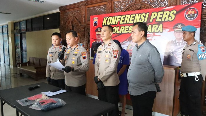 Konferensi pers kasus pasutri yang diduga memperkosa anak di bawah umur di Mapolres Jepara, Selasa (13/6/2023).