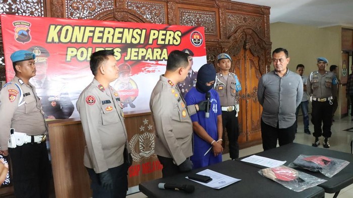 Konferensi pers kasus pasutri yang diduga memperkosa anak di bawah umur di Mapolres Jepara, Selasa (13/6/2023).