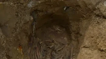 Saat itu banyak yang meyakini apabila seorang anggota keluarga meninggal, tak lama setelah pemakaman, mayat tersebut bisa menjadi vampir. Oleh sebab itu, setelah penguburan dilakukan, kuburan tersebut digali dan kepala mayat dipotong kemudian diletakkan di antara kaki. Foto: New York Post
