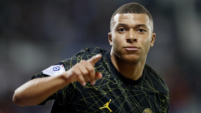 Soccer Football - Ligue 1 - Auxerre v Paris St Germain - Stade de lAbbe-Deschamps, Auxerre, France - May 21, 2023 Paris St Germains Kylian Mbappe celebrates scoring a goal before it is disallowed following a referral to VAR REUTERS/Stephanie Lecocq