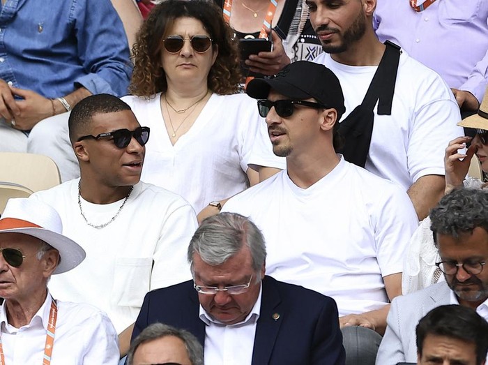 French football player Kylian Mbappe, left, and Swedish football player Zlatan Ibrahimovic wait for the start of the final match of the French Open tennis tournament between Serbia's Novak Djokovic and Norway's Casper Ruud at the Roland Garros stadium in Paris, Sunday, June 11, 2023. (AP Photo/Aurelien Morissard)