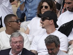 Ini adalah momen Mbappe dan Zlatan duduk bersebelahan. Sudah seperti bestie! Foto: AP/Christophe Ena