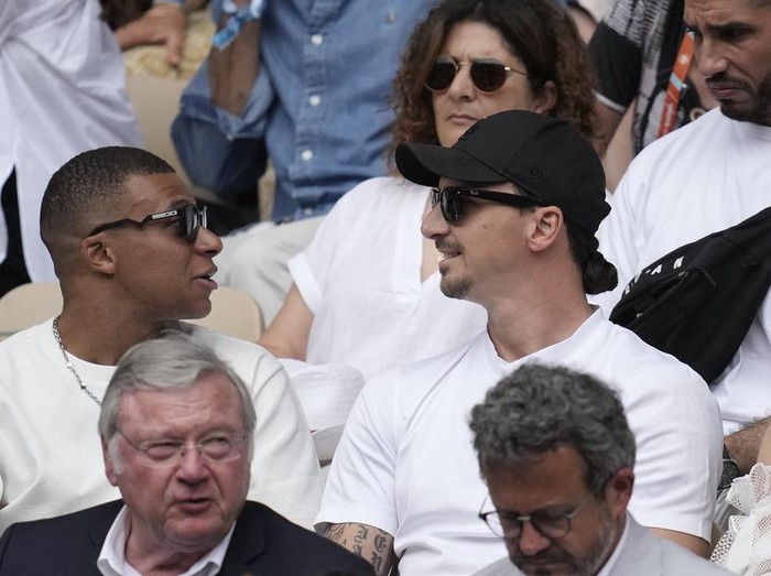 Soccer players Kylian Mbappe, center left, and Zlatan Ibrahimovic, center right, wait for the start of the men's singles final match of the French Open tennis tournament between Serbia's Novak Djokovic and Norway's Casper Ruud at the Roland Garros stadium in Paris, Sunday, June 11, 2023. (AP Photo/Christophe Ena)