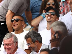 Kalau sudah seseru ini, apa mereka sekadar membahas tenis? Ada spekulasi liar Mbappe mungkin minta wejangan ke Zlatan soal masa depan. Mbappe kabarnya sudah siap cabut dari PSG. Foto: REUTERS/LISI NIESNER