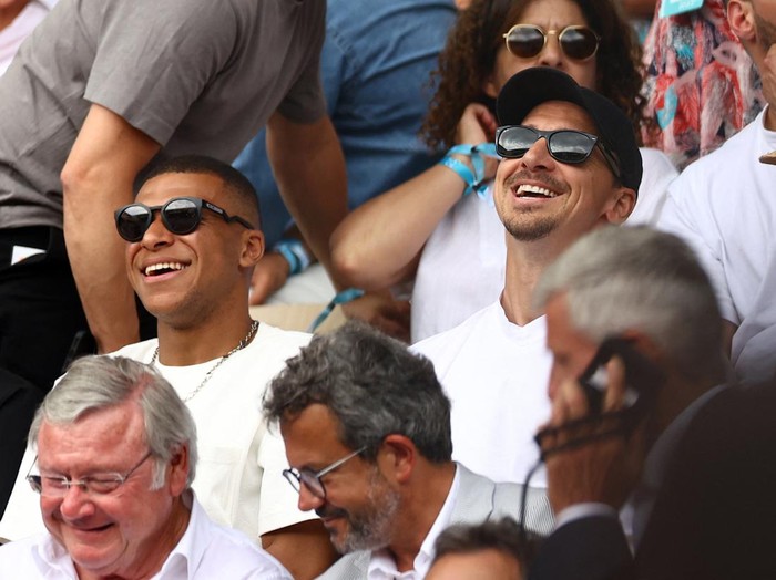 Tennis - French Open - Roland Garros, Paris, France - June 11, 2023 Paris St Germain's Kylian Mbappe and former footballer Zlatan Ibrahimovic are pictured in the stands during the men's singles final between Serbia's Novak Djokovic and Norway's Casper Ruud REUTERS/Lisi Niesner