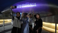 Dongdaemun Design Plaza yang terkenal diterangi dengan warna ungu saat penggemar berswafoto di Seoul, Korea Selatan, Senin (12/6/2023). (AP Photo/Ahn Young-joon)  