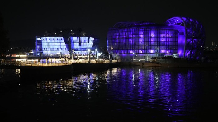 Landmark Korsel Diterangi Warna Ungu Saat Hari Jadi BTS Ke-10 The landmark Dongdaemun Design Plaza is illuminated in purple as fans take a selfie in Seoul, South Korea, Monday, June 12, 2023. Skyscrapers, bridges and other landmarks in South Korea's capital will be lit up in purple on Monday as the country begins celebrating the 10th anniversary of K-pop band BTS, whose global popularity is a source of national pride. (AP Photo/Ahn Young-joon)