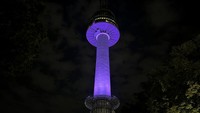 Tampak Menara N Seoul, atau dikenal sebagai Menara Namsan, juga menyala dalam warna ungu. (REUTERS/Minwoo Park)  