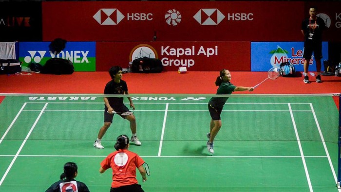 Latihan Pebulutangkis Dunia di Indonesia Open 2023 Sejumlah Pebulu tangkis melakukan latihan jelang Indonesia Open 2023 di Istora Senayan, Senin (12/7). Pengurus Pusat Persatuan Bulutangkis Seluruh Indonesia (PP PBSI) kembali mempercayakan Le Minerale sebagai official mineral water pada turnamen bulutangkis Indonesia Open 2023 yang digelar pada 13-18 Juni 2023. Para pemain top dunia seperti Viktor Axelsen (Denmark), Akane Yamaguchi (Jepang), An Se-young (Korea Selatan), Chen Qing Chen/Jia Yi Fan (China), dan Aaron Chia/Soh Wooi Yik (Malaysia) dipastikan akan berpartisipasi dalam turnamen yang pertama kali digelar pada 1982 tersebut.