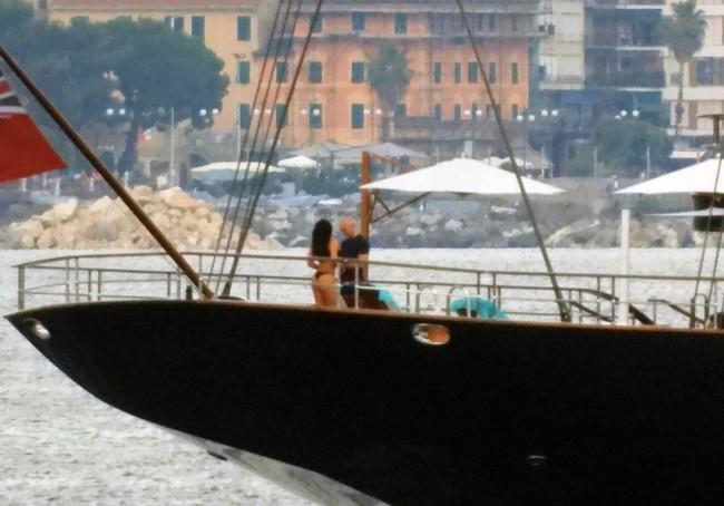 Pendiri Amazon itu disebut memberikan cincin berlian 20 karat kepada Lauren. Mereka memberitahu semua orang bahwa mereka bertunangan, mereka sangat antusias, mereka benar-benar jatuh cinta, ujar seorang sumber. (Foto: MEGA/GC Images)