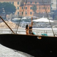 Pendiri Amazon itu disebut memberikan cincin berlian 20 karat kepada Lauren. Mereka memberitahu semua orang bahwa mereka bertunangan, mereka sangat antusias, mereka benar-benar jatuh cinta, ujar seorang sumber. (Foto: MEGA/GC Images)