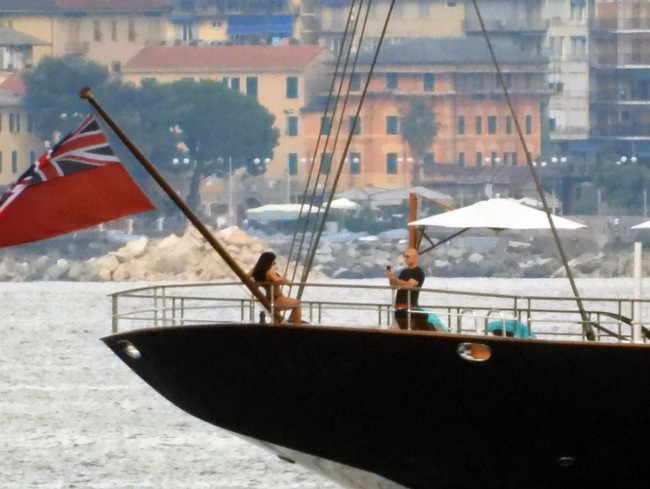 Page Six melaporkan, liburan mereka kali ini ditemani anak-anak Lauren. Mantan jurnalis yang pernah memenangkan penghargaan Emmy ini merupakan ibu dari tiga anak, dua dari pernikahan pertama dan satu dari hubungan dengan mantan pacar. Sementara Jeff memiliki empat anak dari pernikahan sebelumnya dengan penulis MacKenzie Scott. (Foto: MEGA/GC Images)