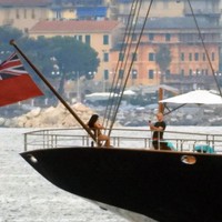 Page Six melaporkan, liburan mereka kali ini ditemani anak-anak Lauren. Mantan jurnalis yang pernah memenangkan penghargaan Emmy ini merupakan ibu dari tiga anak, dua dari pernikahan pertama dan satu dari hubungan dengan mantan pacar. Sementara Jeff memiliki empat anak dari pernikahan sebelumnya dengan penulis MacKenzie Scott. (Foto: MEGA/GC Images)