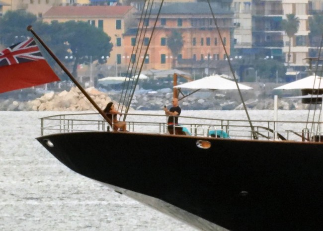 Tentu saja Jeff Bezos yang nilai hartanya mencapai US$ 146 miliar rela menjadi fotografer dadakan buat Lauren. Sembari bersandar di pembatas, Lauren memberi pose terbaiknya di hadapan calon suaminya. (Foto: MEGA/GC Images)