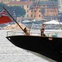 Tentu saja Jeff Bezos yang nilai hartanya mencapai US$ 146 miliar rela menjadi fotografer dadakan buat Lauren. Sembari bersandar di pembatas, Lauren memberi pose terbaiknya di hadapan calon suaminya. (Foto: MEGA/GC Images)