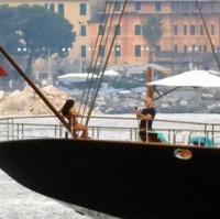 Sementara itu, Lauren memakai bikini two-piece berwarna gelap. Perempuan 53 tahun itu pun memanfaatkan momen tersebut untuk berfoto. (Foto: MEGA/GC Images)