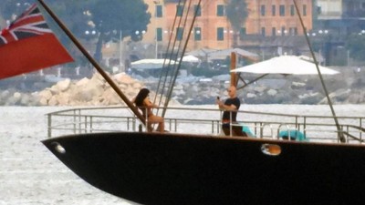 7 Potret Manusia Terkaya di Dunia Rela Jadi Tukang Foto Pacar yang Berbikini