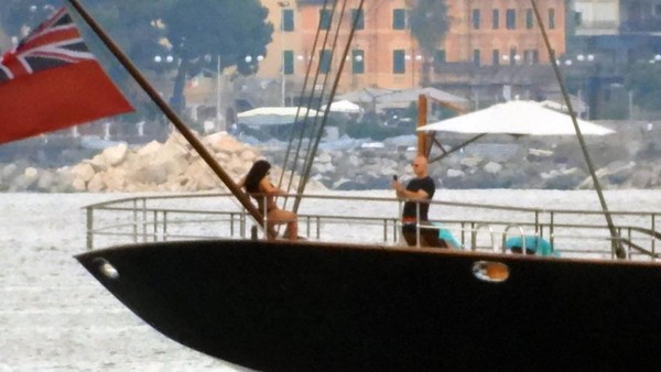 7 Potret Manusia Terkaya di Dunia Rela Jadi Tukang Foto Pacar yang Berbikini