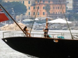 7 Potret Manusia Terkaya di Dunia Rela Jadi Tukang Foto Pacar yang Berbikini