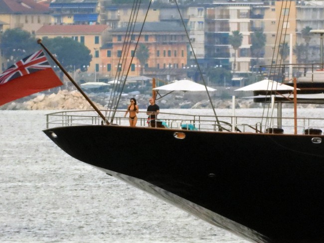 Pasangan yang dikabarkan baru bertunangan ini terabadikan sedang berduaan di dek kapal. Jeff Bezos, yang saat ini menduduki posisi ketiga orang terkaya di dunia, tampil kasual dengan kaus hitam dan celana pendek merah. (Foto: MEGA/GC Images)