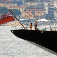 Pasangan yang dikabarkan baru bertunangan ini terabadikan sedang berduaan di dek kapal. Jeff Bezos, yang saat ini menduduki posisi ketiga orang terkaya di dunia, tampil kasual dengan kaus hitam dan celana pendek merah. (Foto: MEGA/GC Images)