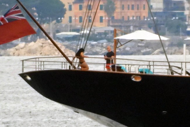 Jeff dikabarkan telah melamar Lauren di kapal yang sama pada 22 Mei lalu. Ketika itu, mereka sedang berada di Prancis Selatan dalam rangka menghadiri Cannes Film Festival 2023. (Foto: MEGA/GC Images)