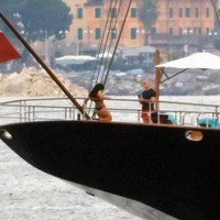 Jeff dikabarkan telah melamar Lauren di kapal yang sama pada 22 Mei lalu. Ketika itu, mereka sedang berada di Prancis Selatan dalam rangka menghadiri Cannes Film Festival 2023. (Foto: MEGA/GC Images)