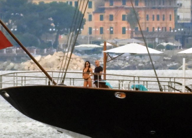 Sejoli Jeff Bezos dan Lauren Sanchez kedapatan sedang berlibur di perairan Portofino, Italia. Foto-foto hasil bidikan paparazi memperlihatkan mereka sedang berada di kapal pribadi milik Jeff seharga US$ 500 juta atau sekitar Rp 7,4 triliun itu, Senin (12/6/2023). (Foto: MEGA/GC Images)