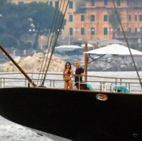 Sejoli Jeff Bezos dan Lauren Sanchez kedapatan sedang berlibur di perairan Portofino, Italia. Foto-foto hasil bidikan paparazi memperlihatkan mereka sedang berada di kapal pribadi milik Jeff seharga US$ 500 juta atau sekitar Rp 7,4 triliun itu, Senin (12/6/2023). (Foto: MEGA/GC Images)