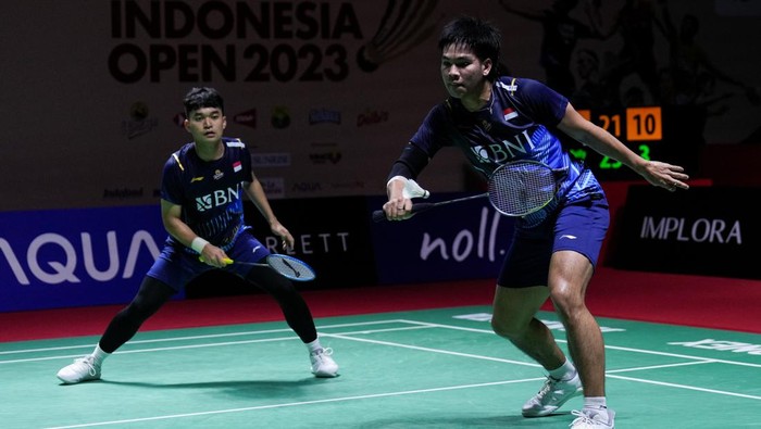 JAKARTA, INDONESIA - JUNE 13: Leo Rolly Carnando (L) and Daniel Marthin of Indonesia compete in the Mens Doubles First Round match against Ayato Endo and Yuta Takei of Japan on day one of the Indonesia Open 2023 at Istora Senayan on June 13, 2023 in Jakarta, Indonesia. (Photo by Shi Tang/Getty Images)