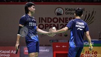 Endo/Takei sempat membalikkan kedudukan 21-20, tapi Leo/Daniel tak goyah. Mereka merebut tiga poin beruntun untuk mengamankan gim pertama 23-21. 