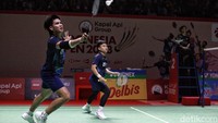 Gim kedua berjalan buruk buat Leo/Daniel, yang langsung tertinggal 2-9. Ganda Merah-Putih itu tak mampu menipiskan selisih dengan signifikan, hingga merelakan gim kedua 8-21. 