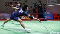 Gim pertama berjalan sengit. Leo/Daniel memulai dengan di atas angin dan beberapa kali memimpin, sampai kemudian Endo/Takei merebut empat poin beruntun untuk menyalip dan unggul 10-7. Endo/Takei memimpin 11-9 saat interval dan terjaga hingga penghujung gim. Dari posisi tertinggal 16-18, Leo/Daniel mengejar dan membalikkan kedudukan 20-19.