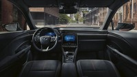 Desain interior hadir dengan kehalusan khusus untuk kendaraan kelas atas. Kokpit menarik mengutamakan kenikmatan berkendara. Ambience light menciptakan interior yang hangat. Foto: Dok. Lexus