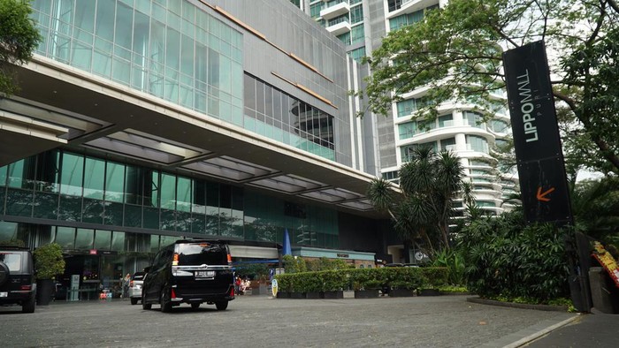 Lippo Mall Puri Raih Sertifikasi Gedung Hemat Energi Chief Industry Specialist, Climate Strategy & Business Development Prashant Kapoor (kiri), memberikan plakat green building “EDGE” kepada Chief Marketing Officer (CMO) PT Lippo Malls Indonesia, Danny Crayton (kanan) di Jakarta, Selasa (13/06/2023).