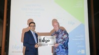 Chief Industry Specialist, Climate Strategy & Business Development Prashant Kapoor (kiri), memberikan plakat green building “EDGE” kepada Chief Marketing Officer (CMO) PT Lippo Malls Indonesia, Danny Crayton (kanan) di Jakarta, Selasa (13/06/2023).