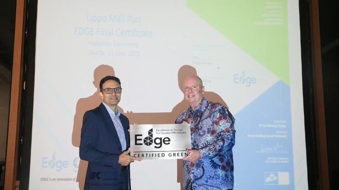 Lippo Mall Puri Raih Sertifikasi Gedung Hemat Energi Chief Industry Specialist, Climate Strategy & Business Development Prashant Kapoor (kiri), memberikan plakat green building “EDGE” kepada Chief Marketing Officer (CMO) PT Lippo Malls Indonesia, Danny Crayton (kanan) di Jakarta, Selasa (13/06/2023).