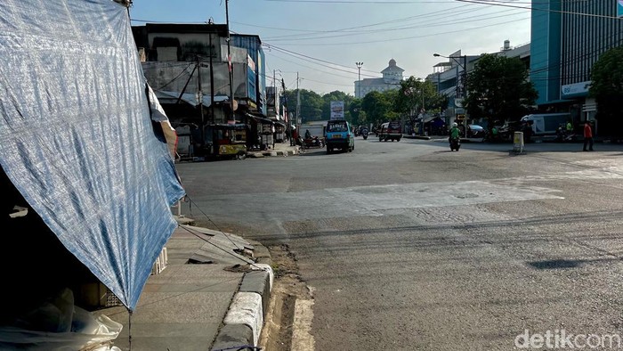 Lubang besar yang pernah menganga di dekat trotoar Pasar Baru Bandung sudah ditutup